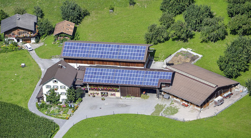 
Die Schweizer Post kauft Sonnenstrom bei den Bauern ein, um ihren Energiebedarf zu decken. Auch Wasserkraft und Windkraft werden genutzt. Die Post war Vorreiter der ökologischen Versorgung in der Schweiz.

