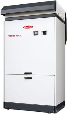 
Der Fronius Agilo wird in diesem Jahr durch Geräte für 330 Kilowatt und 400 Kilowatt erweitert. Der maximale Wirkungsgrad erreicht 98,6 Prozent, das Gehäuse erfüllt Schutzklasse IP 55. Die neuen Zentralwechselrichter gehen Mitte des Jahres in die Serienfertigung.
