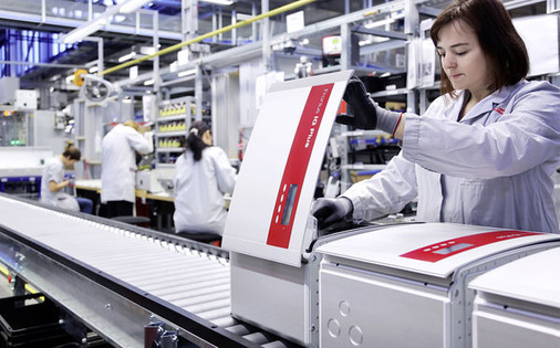 
Montage von Wechselrichtern für kleinere und mittlere Photovoltaikanlagen bei Fronius in Sattledt.
