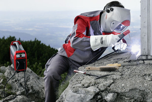 
Accu Pocket heißt das autonome Schweißgerät, das Fronius entwickelt hat. Es wird aus Lithium-Eisenphosphat-Zellen gespeist und macht den Monteur unabhängig von der Steckdose.
