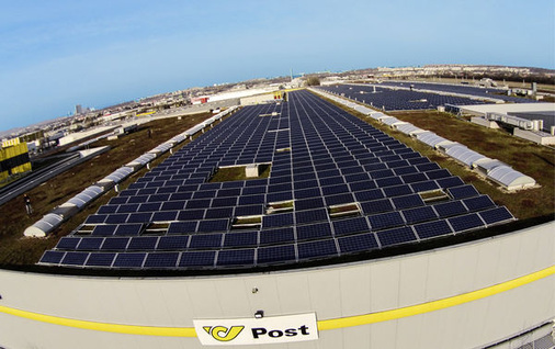 
Dieses Kraftwerk auf dem Dach des Briefzentrums der Post in Wien wurde von Stiens Solartechnik geplant und errichtet. Die Anlage leistet 882 Kilowatt und ist einer der größten Aufdachgeneratoren in Österreich.
