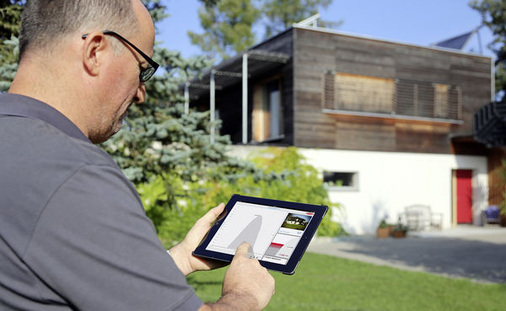 
Kleine Aufdachanlagen wie hier in Ried im Traunkreis werden auch in Österreich zunehmend für den Eigenverbrauch errichtet. Solarerträge und Energieströme lassen sich über das Internet verwalten.
