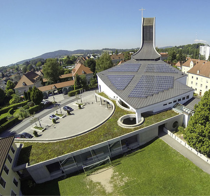 
Solardach einer Kirche in Linz: Sie fügt sich optisch gut in die anspruchsvolle Architektur ein und betont das ökologische Engagement der Gemeinde.

