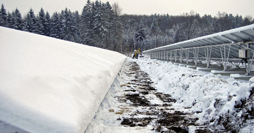 <p>
Durch eine falsche Konzeption während der Bauphase können Schäden an den Photovoltaikanlagen entstehen. Der Grund: zu geringe Modulabstände zum Boden. Folglich muss hier permanent auf aufstauenden Schnee und die rechtzeitige Entfernung geachtet werden.
</p> - © Foto: Baumgartner

