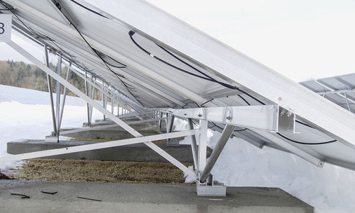 
Der Befund: Durchbiegungen durch Scheelasten am Aluminiumgestell einer Freiflächenanlage. Die Schäden entstehen meist durch Rückstau bei abrutschendem Schnee.
