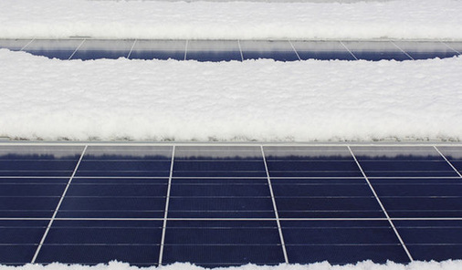 
Meist ist die Statik der Dächer knapp kalkuliert. 20 bis 30 Zentimeter Pappschnee können das Dach schon an die Grenze der Traglast bringen.
