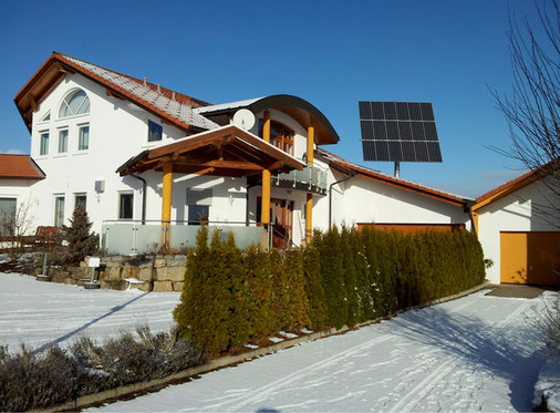 <p>
Nachgeführte Systeme stellen sich auf die tief stehende Sonne besser ein. Dadurch steigt der Anteil derErträge im Winter signifikant an. Deger bietet das System komplett mit Batterien und Energiemanager an.
</p> - © Foto: Deger Energie

