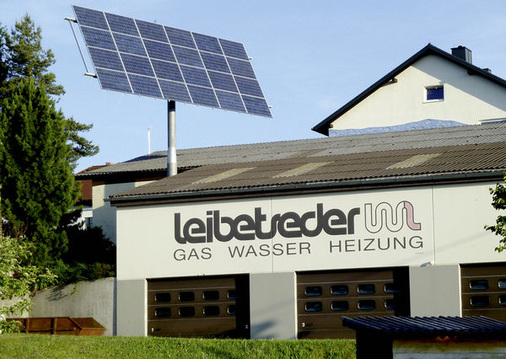 <p>
Die Installationsfirma Leibetseder im österreichischen Altenfelden nutzt den Tracker auch, um ihr Engagement für die erneuerbaren Energien deutlich sichtbar zu machen. 
</p> - © Foto: Deger

