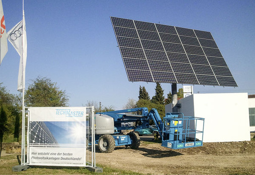 
Das Autohaus von Hugo Kleinmann in Hechingen hat die Solarmodule auf Nachführsystemen von Deger Energie installiert. Damit wirbt es unter anderem für Elektromobilität.
