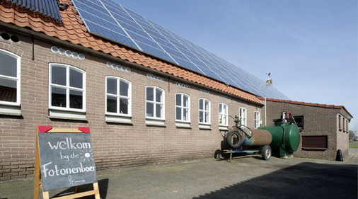 
Fotonenboer, zu Deutsch Photonenbauer: In Holland gehen die Landwirte zunehmend offensiv mit der Photovoltaik um. Neben den Vorteilen bei den Betriebskosten winkt zudem ein Imagegewinn.
