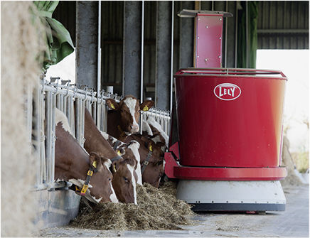 <p>
Kühe fressen Gras, der Roboter frisst Strom. Damit der Hof dem Bauern nicht die Haare vom Kopf frisst, bietet sich die Selbstversorgung mit Photovoltaik an. Entscheidend für die Wirtschaftlichkeit ist der richtige Stromspeicher.
</p>