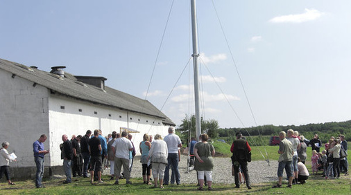 
Oft gerät die Aufstellung einer Kleinwindanlage zum Ereignis, wie hier in Dänemark. Der Leichtbaumast wirdzusätzlich durch Abspannungen gehalten.
