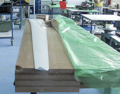 
Fertigung der Rotorblätter für die Antaris-Generatoren. Sie bestehen aus GFK-Verbund.
