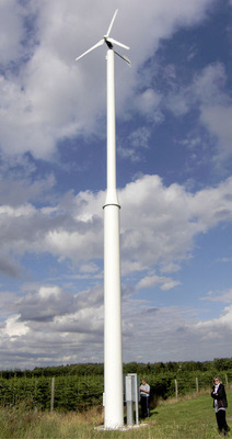 
Freie Aufstellung einer Kleinwindturbine in Dänemark, wo die Windverhältnisse sehr günstig sind.Die Antaris-Generatoren sind für den dänischen Markt zertifiziert und zugelassen.
