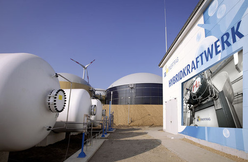 
Das Hybridkraftwerk in Prenzlau hat insgesamt 21 Millionen Euro gekostet. Rund drei Millionen Fördermittel erhielt Enertrag dafür. Links im Bild sind die Wasserstoffspeicher, rechts ist der Elektrolyseur zu sehen.
