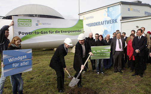 <p>
Stichleitung ins Erdgasnetz: Susanne Grabler, Vorstand von Greenpeace Energy, und Enertrag-Chef Jörg Müller Ende Oktober 2013 beim Spatenstich in Prenzlau.
</p> - © Foto: Enertrag

