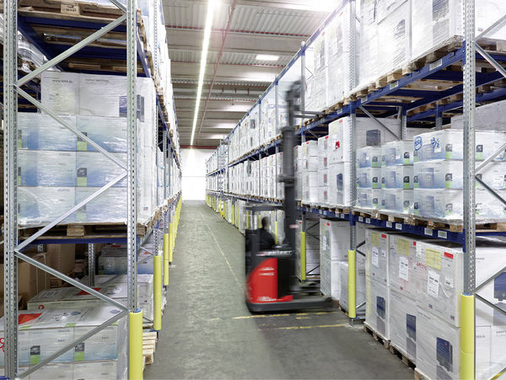 
Lagerhaltung bei Energiebau. Der Großhändler müsse seine Kernleistung ständig verbessern, sonst verliere er den Anschluss, so René Médawar, Geschäftsführer von Energiebau Solarstromsysteme.
