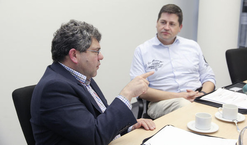 
Geschäftsführer René Médawar (links), dazu der Leiter Projektmanagement und Einkauf Mario Haas, beide Energiebau Solarstromsysteme, beim Gespräch mit der Redaktion.
