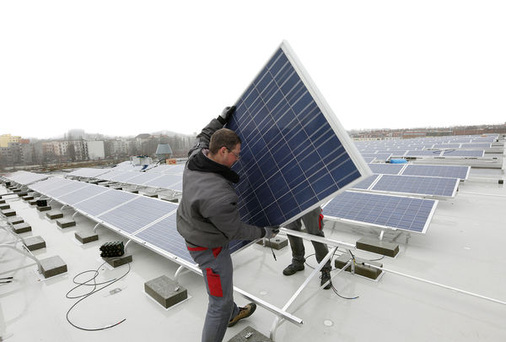 
Montage der Module für die Max-Schmeling-Halle in Berlin. Noch immer sind beim Modultransport vor allem Bizeps und Rückenmuskeln nötig.
