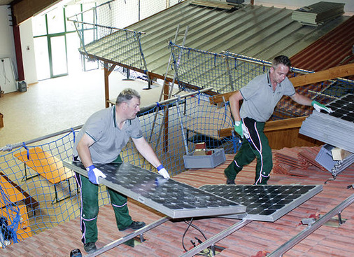 
Vorbildliche Absicherung des Dachs im Schulungszentrum von Schletter. Mit Last sind die Installateure sonst doppelt gefährdet.
