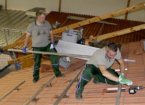 
Profilschienen sind zwar nicht so schwer wie Module, aber durchaus sperrig. Daher können sie bei Unachtsamkeit auch andere gefährden. 
