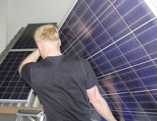 
Beim Modultransport kommt es häufig zu einer Überbeanspruchung der Rückenmuskulatur. Aber auch Stress und Arbeitsdruck lassen die Muskeln verkrampfen und verursachen chronische Schmerzen.
