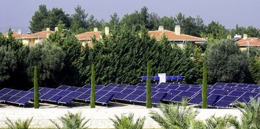 
Das Weingut Urla mit Solarmodulen von Innotech Solar: Klima- und umweltgerecht sollte die Solarlösung sein und langlebig wie guter Wein.
