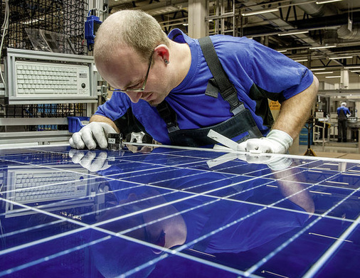 
Die Konsolidierung geht ihrem Ende entgegen, die Innovationen erhalten neuen Auftrieb: Bei Solarworld in Freiberg werden die Perc-Zellen (linkes Bild: Holger Neuhaus) bereits in Serienmodulen (oben) eingebaut.
