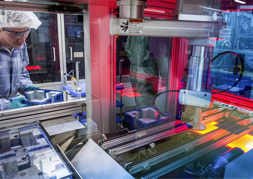 
Die Zellfertigung ist weitgehend automatisiert, ebenso das Backend (Modulfertigung). Auf diese Weise spielen die Lohnkosten kaum noch eine Rolle. Der Vorteil der chinesischen Anbieter schwindet.
