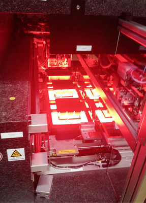 
Blick in den neuen Extrusionsofen von Jonas & Redmann, der künftig den klassischen Siebdruck ersetzen soll. Damit sind sehr dünne Kontaktfinger von 20 Mikrometern Breite möglich.
