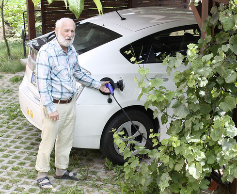 
Für Siegfried Ulrich ist die Energiewende eine Lebensaufgabe. Sein Wohnhaus und die kleine Pension werden weitgehend durch Sonnenstrom und Solarwärme versorgt. Photovoltaik treibt auch den Prius, den er fährt.
