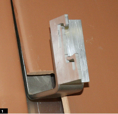 <p>
1
 Nach Anbringung der Dachhaken auf die Lattung wird der Biberschwanz ordnungsgemäß verschlossen. Das ist für die Regendichtheit der Eindeckung entscheidend.
</p> - © Fotos: Systematixx

