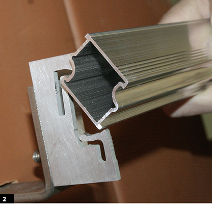 
2
 Anschließend wird die Modulschiene in die vorgefertige Hakenform eingelegt. Sie arretiert sich aufgrund der Konstruktion von Haken und Profil von selbst.
