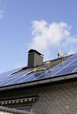<p>
Chinesen unter sich: Bei dieser Aufdachanlage in Lippstadt wurden rund 20 Kilowatt Solarmodule installiert. Das Ostdach wurde mit Paneelen von Yingli belegt, das Westdach mit Modulen von Talesun.
</p> - © Foto: Yingli

