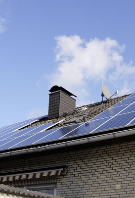 
Chinesen unter sich: Bei dieser Aufdachanlage in Lippstadt wurden rund 20 Kilowatt Solarmodule installiert. Das Ostdach wurde mit Paneelen von Yingli belegt, das Westdach mit Modulen von Talesun.
