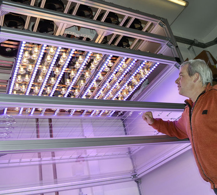 
Der neue Sonnensimulator vom Ingenieurbüro M&T: Damit lassen sich Solarmodule oder thermische Kollektoren auf Prüfständen genau ausmessen. Im Bild: Dirk Tegtmeyer, einer der Geschäftsführer des Unternehmens.
