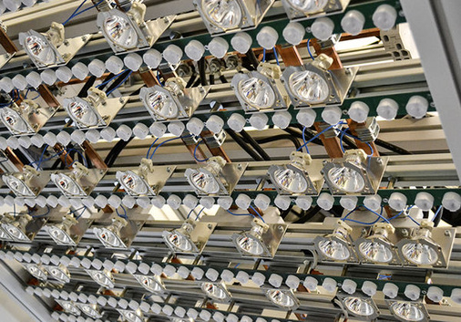 
Im Detail: Die Anordnung der DC-Leuchten wurde auf eine möglichst homogene Einstrahlung hin optimiert. Um das Sonnenspektrum möglichst genau abzubilden, werden auch LEDs eingesetzt.
