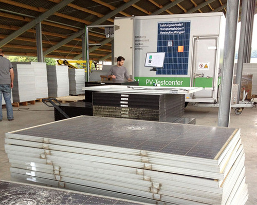 
Bild links: Das mobile Testcenter für Solarmodule von MBJ. Es wird von Partnerunternehmen im Leasing genutzt.

