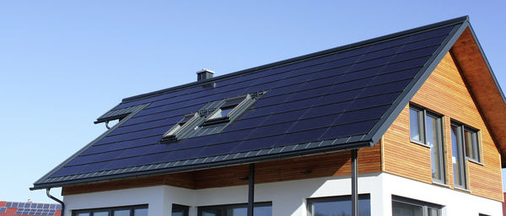 <p>
Der Bauherr dieses Einfamilienhauses hat beide Dachseiten mit Black Diamond realisiert. Das Dach refinanziert sich nach rund 12,5 Jahren. Ein Teil des Stromes wird selbst verbraucht, außerdem wurde das System mit einer Wärmepumpe kombiniert. In Kürze soll ein Speicher mit einer Kapazität von zwölf Kilowattstunden nachgerüstet werden.
</p> - © Fotos: Schirra Solar Consulting GmbH

