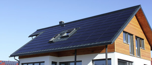 
Der Bauherr dieses Einfamilienhauses hat beide Dachseiten mit Black Diamond realisiert. Das Dach refinanziert sich nach rund 12,5 Jahren. Ein Teil des Stromes wird selbst verbraucht, außerdem wurde das System mit einer Wärmepumpe kombiniert. In Kürze soll ein Speicher mit einer Kapazität von zwölf Kilowattstunden nachgerüstet werden.
