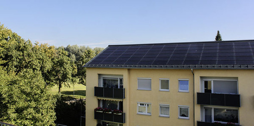 <p>
Diese Anlage auf einem Mehrfamilienhaus in Lindau produziert rund 34.000 Kilowattstunden Strom im Jahr. Der Strom wird komplett eingespeist, der Bauträger refinanziert sich so seine Dacheindeckung und erwirtschaftet nach Amortisation der Anlage einen beachtlichen Beitrag zum Gebäudeunterhalt.
</p>