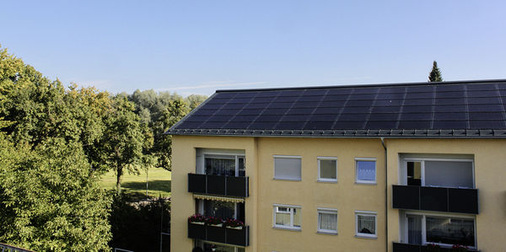 
Diese Anlage auf einem Mehrfamilienhaus in Lindau produziert rund 34.000 Kilowattstunden Strom im Jahr. Der Strom wird komplett eingespeist, der Bauträger refinanziert sich so seine Dacheindeckung und erwirtschaftet nach Amortisation der Anlage einen beachtlichen Beitrag zum Gebäudeunterhalt.
