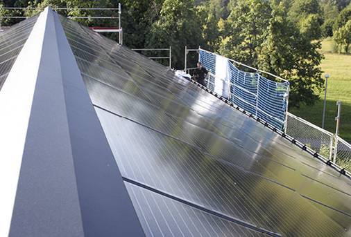 
Black Diamond gibt es mit fast allen zur vollständigen Dacheindeckung benötigten Komponenten wie Schneefang, Kaminverwahrungen, Trauf- und Ortgangabschlüssen.
