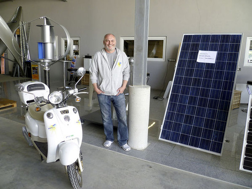<p>
Die Werkstatt als Ideenlabor: Dirk Mayer hat mit Photovoltaik angefangen. Mittlerweile bietet er seinen Kunden eine breite Palette von Produkten und Lösungen an: rund um den Eigenverbrauch.
</p>