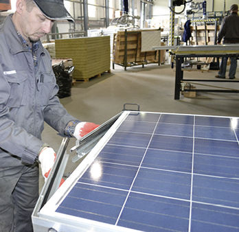 
Der Rahmen des Kollektors besteht aus einem Stück. Er wird einfach um den Hybriden herum gebogen. Das verbessert die Steifigkeit und die Belastbarkeit des Kollektors.
