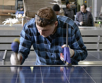 
Mit Fingerspitzengefühl und Gummihammer montiert der Mitarbeiter die Frontleisten. Sind sie einmal montiert, lassen sie sich nicht mehr lösen.
