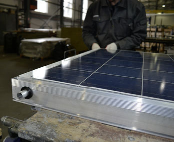 
Ensol baut die Photovoltaikmodule auch ohne Absorber in den Rahmen ein, sodass der Kunde sich die Anlage selbst zusammenstellen kann.
