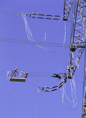 









Ran an die künftigen Stromnetze. Das Motto lautet NOVA: Netzoptimierung vor Verstärkung vor Ausbau. 
