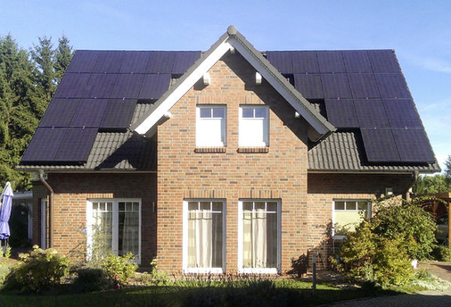 
Für die Anlage auf ihrem Hausdach bezahlt Familie Rehwinkel zehn Jahre lang feste monatliche Raten an DZ-4. Ohne eigene Investition kann die Familie nun Strom vom eigenen Dach nutzen und erhält auch die Einspeisevergütung für den überschüssigen Strom. Gebaut wurde die Anlage von Solartechnik Stiens.
