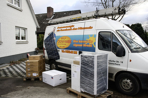 
Anlieferung der Komponenten für eine Anlage in Kayhude. Rechts vorn im Bild der noch eingepackte SMA-Speicher mit Lithium-Ionen-Batterien. DZ-4 arbeitet bei der Installation mit lokalen Unternehmen zusammen. 
